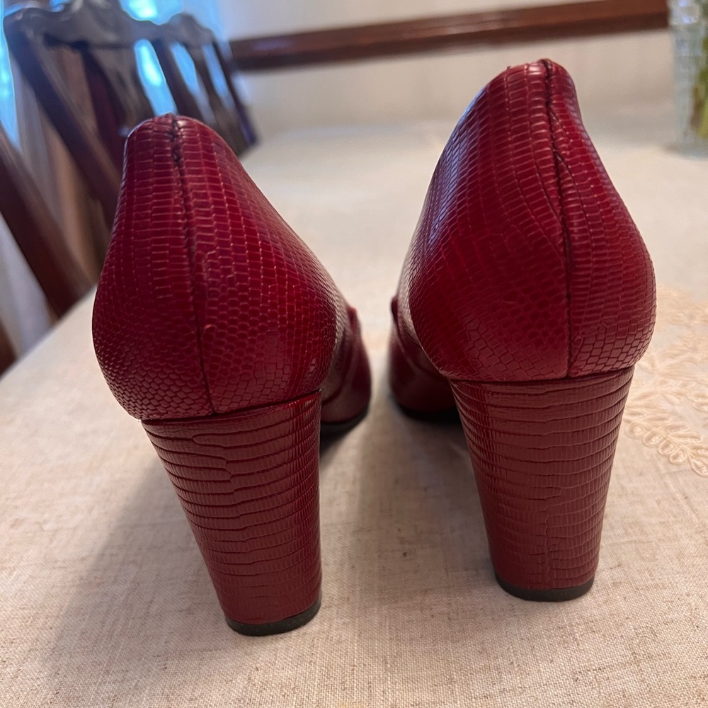 Leather upper heel with leather lining made in Dominican Republic. Flexible